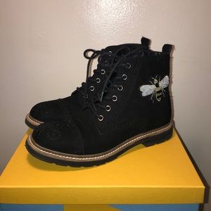 Black Winter Boots with Bee patches Gucci’s